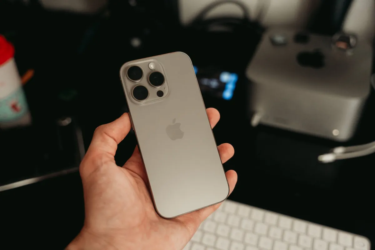 iPhone 16 vs Galaxy S24: Complete Comparison Guide (2026)